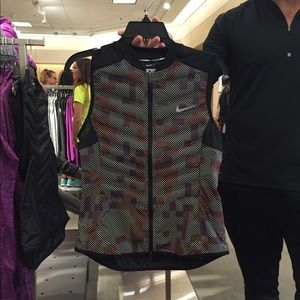 Nike reflective running vest   NWT.